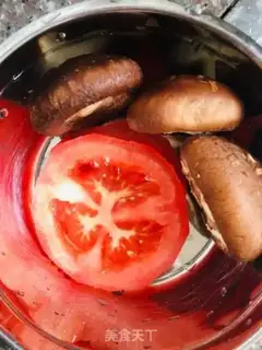 Make Tomato egg mushroom noodles step 2