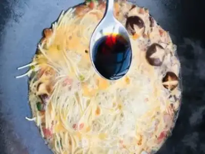Make Tomato egg mushroom noodles step 7