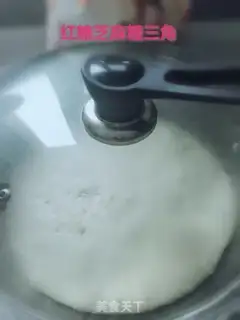 Make Red sugar sesame sugar triangle step 0