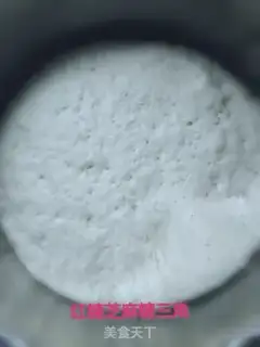 Make Red sugar sesame sugar triangle step 1