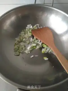 Make Egg sauce and spinach noodles step 2