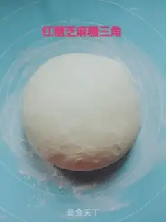 Make Red sugar sesame sugar triangle step 4
