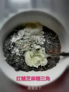 Make Red sugar sesame sugar triangle step 7