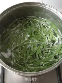 Make Egg sauce and spinach noodles step 7