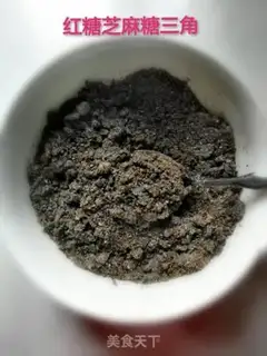 Make Red sugar sesame sugar triangle step 8