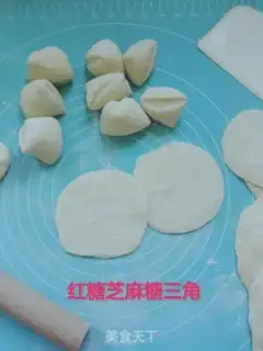 Make Red sugar sesame sugar triangle step 9