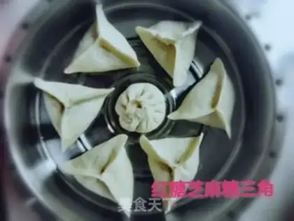 Make Red sugar sesame sugar triangle step 10