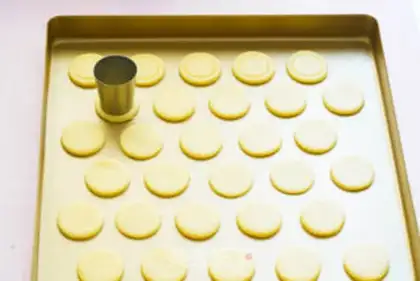 Make Button cookies step 6