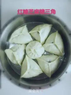 Make Red sugar sesame sugar triangle step 12