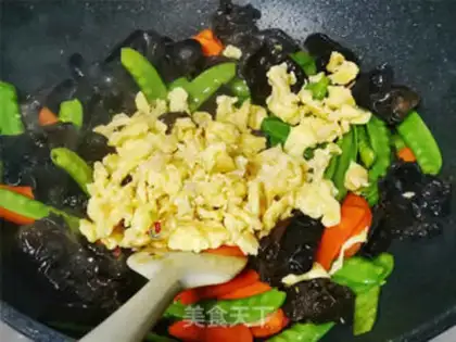 Make Dutch bean ears fried eggs step 6