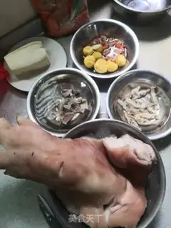 Make Guannan baked pig feet step 0