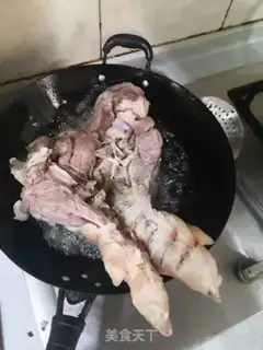 Make Guannan baked pig feet step 1