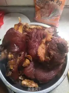 Make Guannan baked pig feet step 7