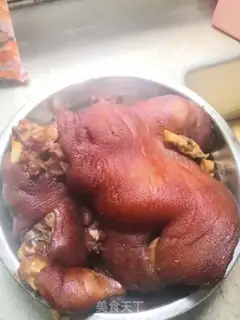 Make Guannan baked pig feet step 9