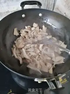 Make The hot soup, the mushroom egg soup. Noodles step 2