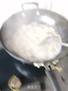 Make The hot soup, the mushroom egg soup. Noodles step 3