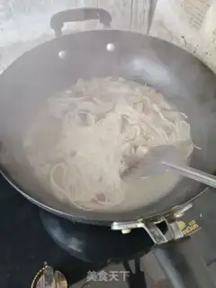 Make The hot soup, the mushroom egg soup. Noodles step 4