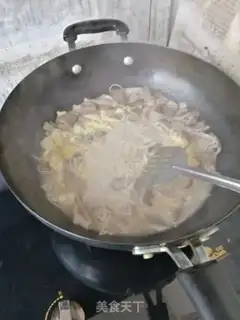 Make The hot soup, the mushroom egg soup. Noodles step 5