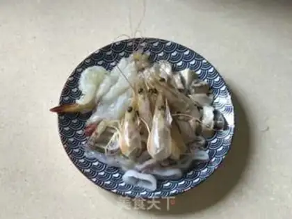 Make Chouzhou cuisine congee step 6