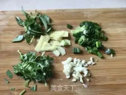 Make Chouzhou cuisine congee step 7