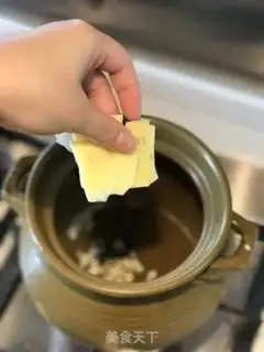 Make Chouzhou cuisine congee step 9
