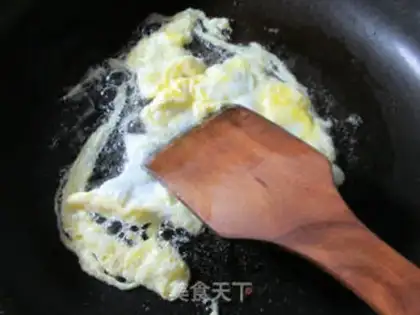 Make Egg shrimp-flavored garlic fried rice step 3