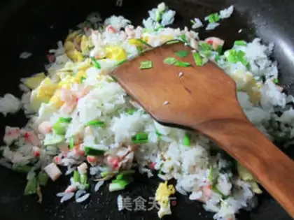 Make Egg shrimp-flavored garlic fried rice step 4