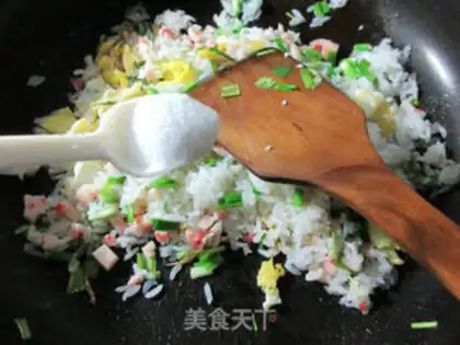 Make Egg shrimp-flavored garlic fried rice step 5