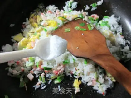 Make Egg shrimp-flavored garlic fried rice step 6