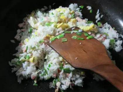 Make Egg shrimp-flavored garlic fried rice step 7