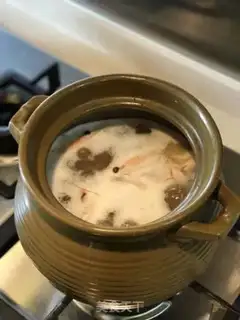 Make Chouzhou cuisine congee step 16