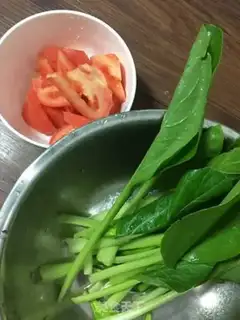 Make Tomato egg fried noodles step 2