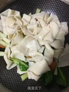 Make Tomato egg fried noodles step 6