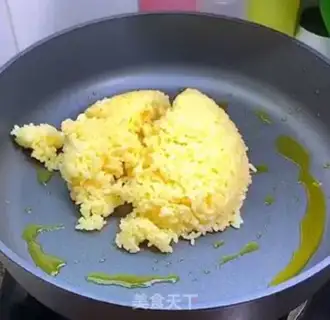Make Gold egg fried rice step 1