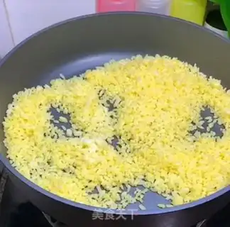 Make Gold egg fried rice step 2