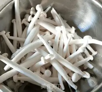 Make Fresh white mushrooms step 0