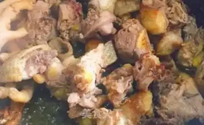 Make typhoid hens soup step 1