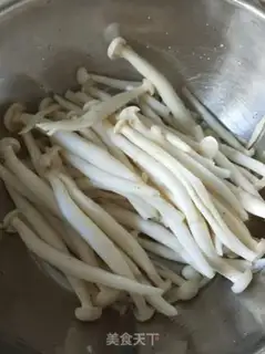 Make Fresh white mushrooms step 1