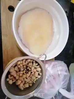 Make Peanut-bean chicken-legged screw soup step 0