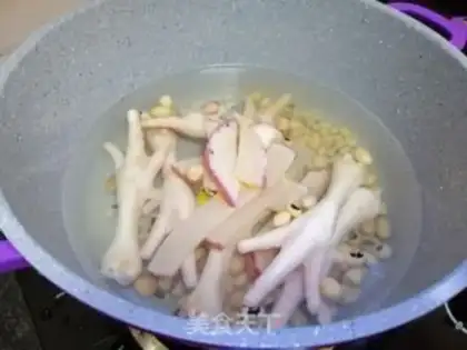 Make Peanut-bean chicken-legged screw soup step 3