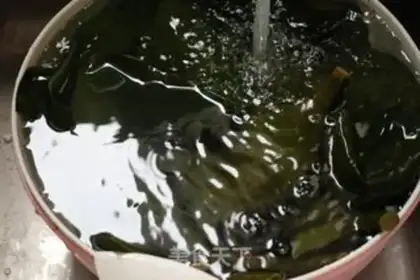 Make Sea hog hoof soup step 1