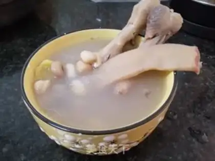 Make Peanut-bean chicken-legged screw soup step 5