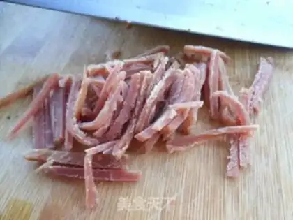 Make Salted ham noodles step 1