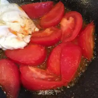 Make Tomato-covered egg noodles step 4
