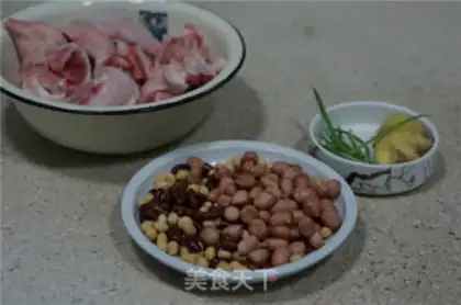 Make Two bean peanut stew pig hoof step 0