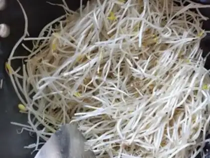 Make Green bean sprouts with sea ribbons step 3