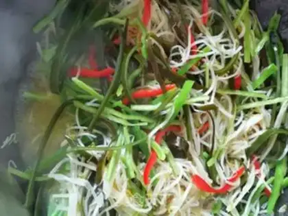 Make Green bean sprouts with sea ribbons step 5