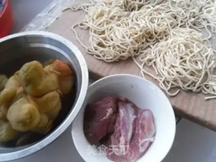 Make The meat crumbs for noodles step 0