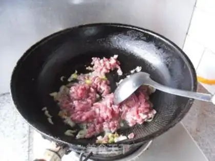 Make The meat crumbs for noodles step 3