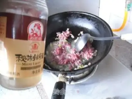 Make The meat crumbs for noodles step 4
